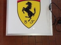 INSEGNA  LUMINOSA  FERRARI.